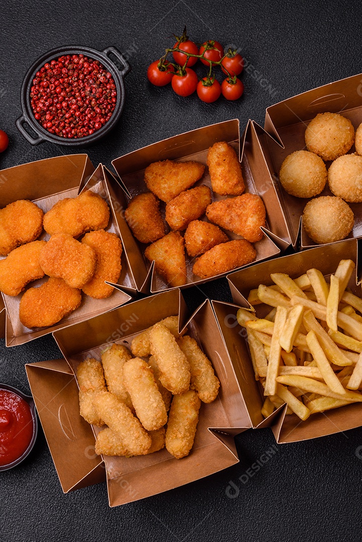 Fritos saboroso em caixas em uma mesa