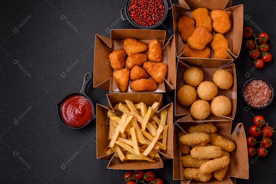 Fritos saboroso em caixas em uma mesa