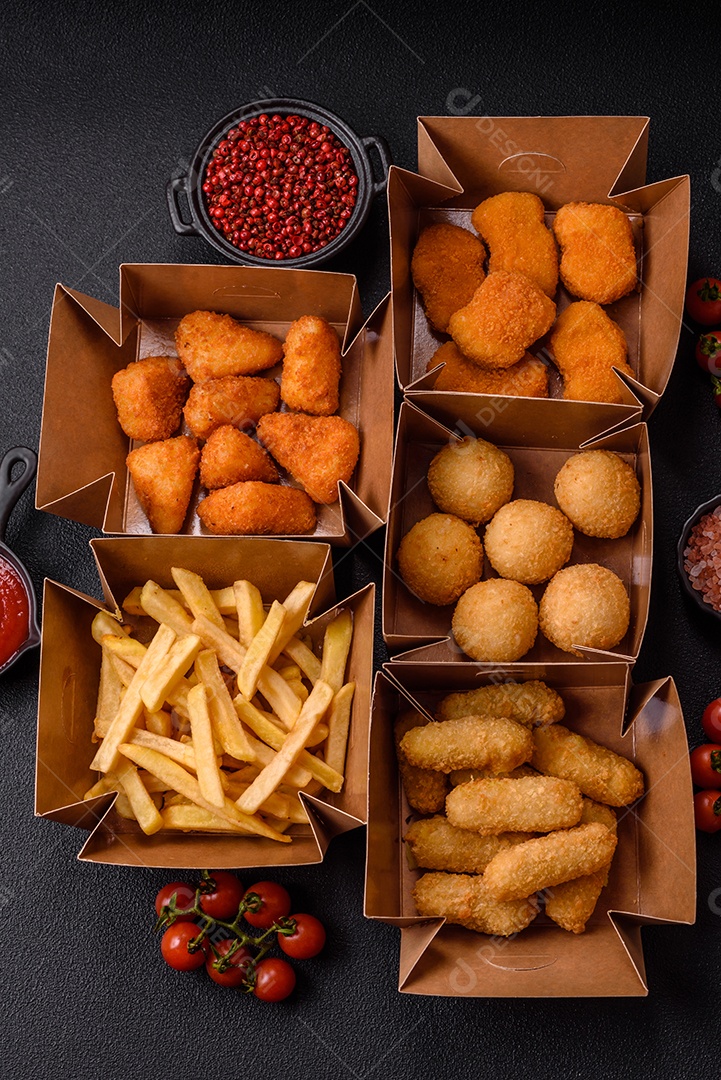 Fritos saboroso em caixas em uma mesa