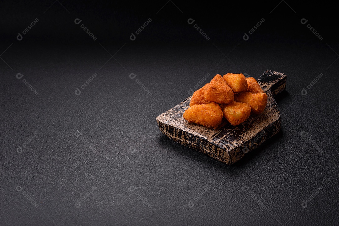Nuggets fritos em uma mesa pedra