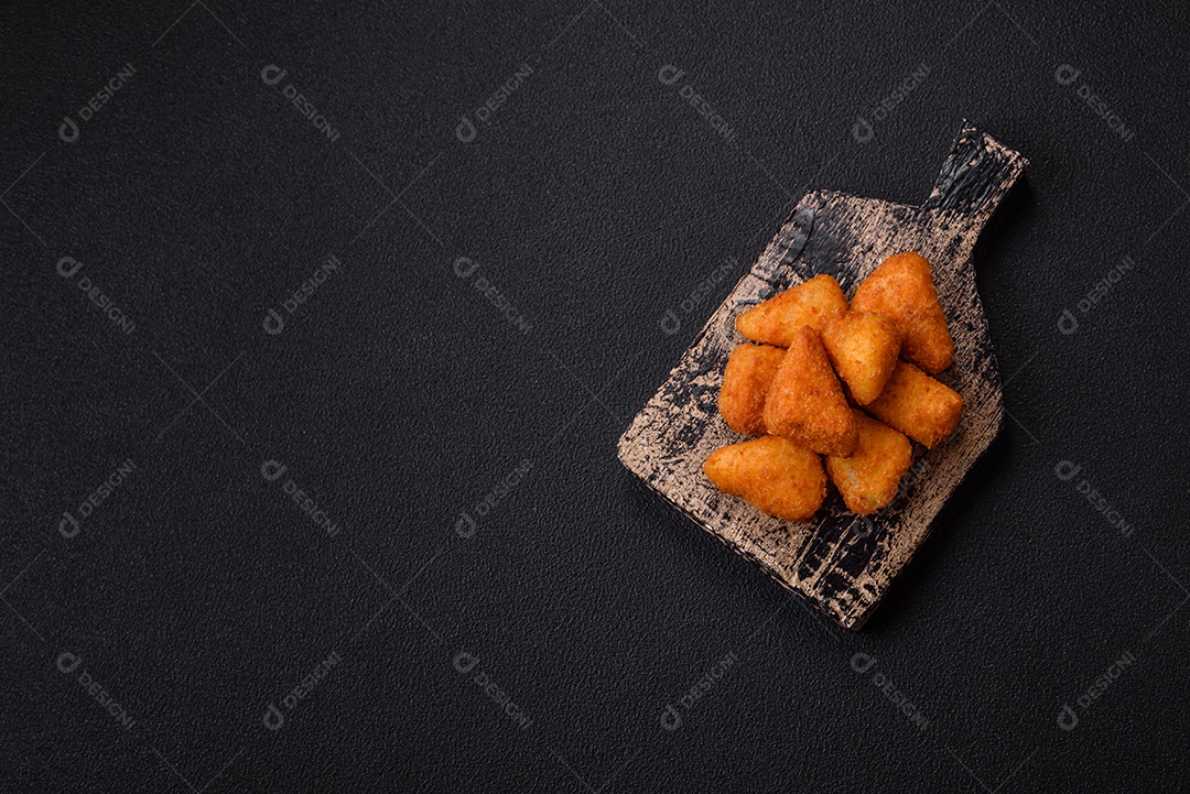 Nuggets fritos em uma mesa pedra