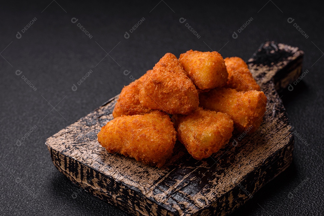Nuggets fritos em uma mesa pedra