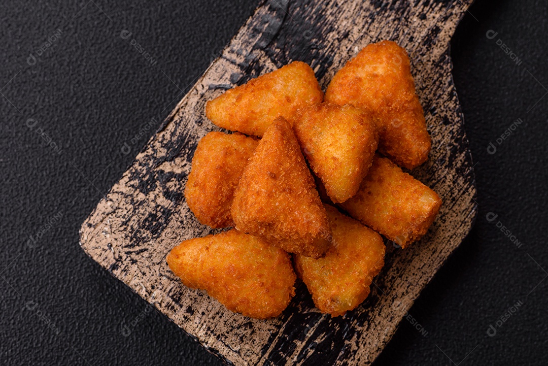 Nuggets fritos em uma mesa pedra