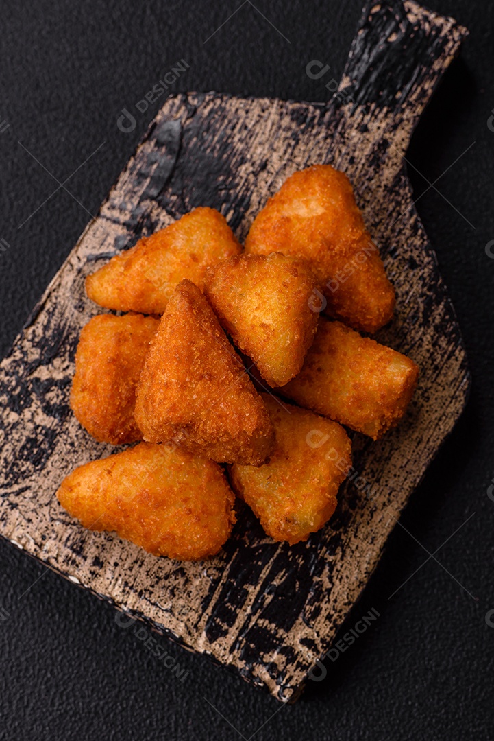 Nuggets fritos em uma mesa pedra