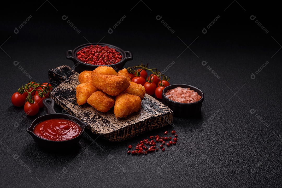 Nuggets fritos em uma mesa pedra