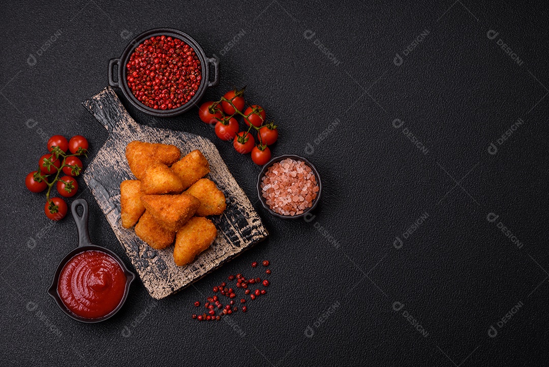 Nuggets fritos em uma mesa pedra