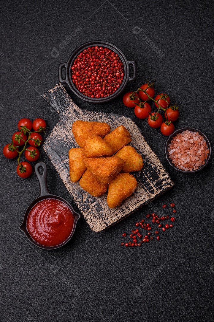 Nuggets fritos em uma mesa pedra
