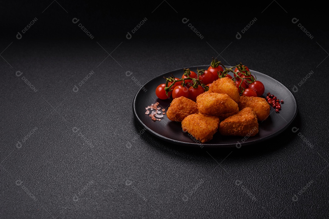 Nuggets fritos em uma mesa pedra