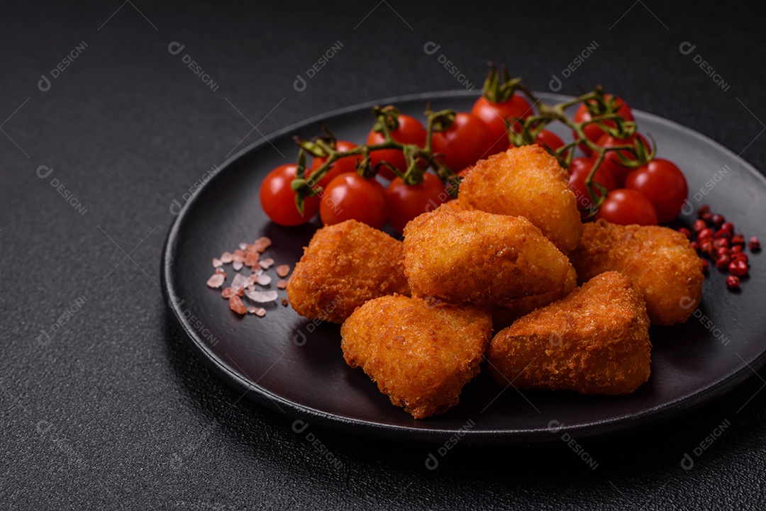 Nuggets fritos em uma mesa pedra