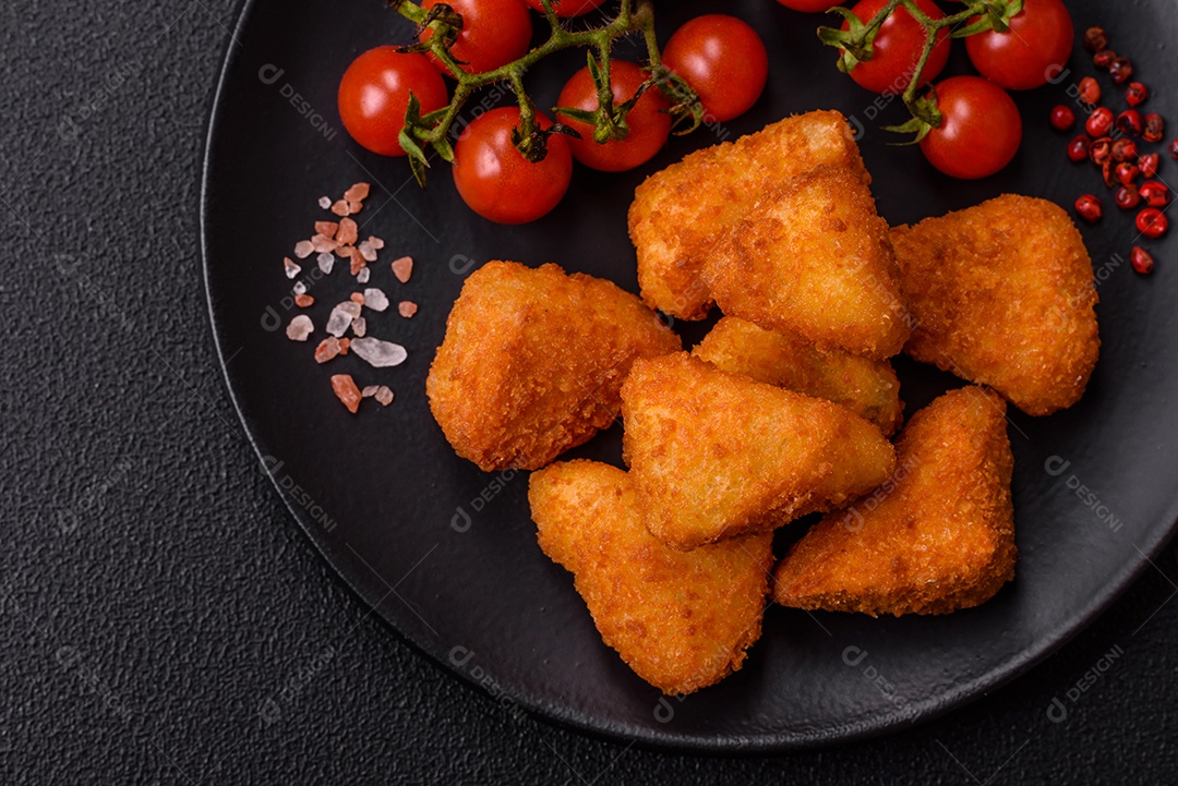 Nuggets fritos em uma mesa pedra