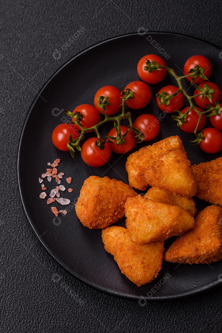 Nuggets fritos em uma mesa pedra