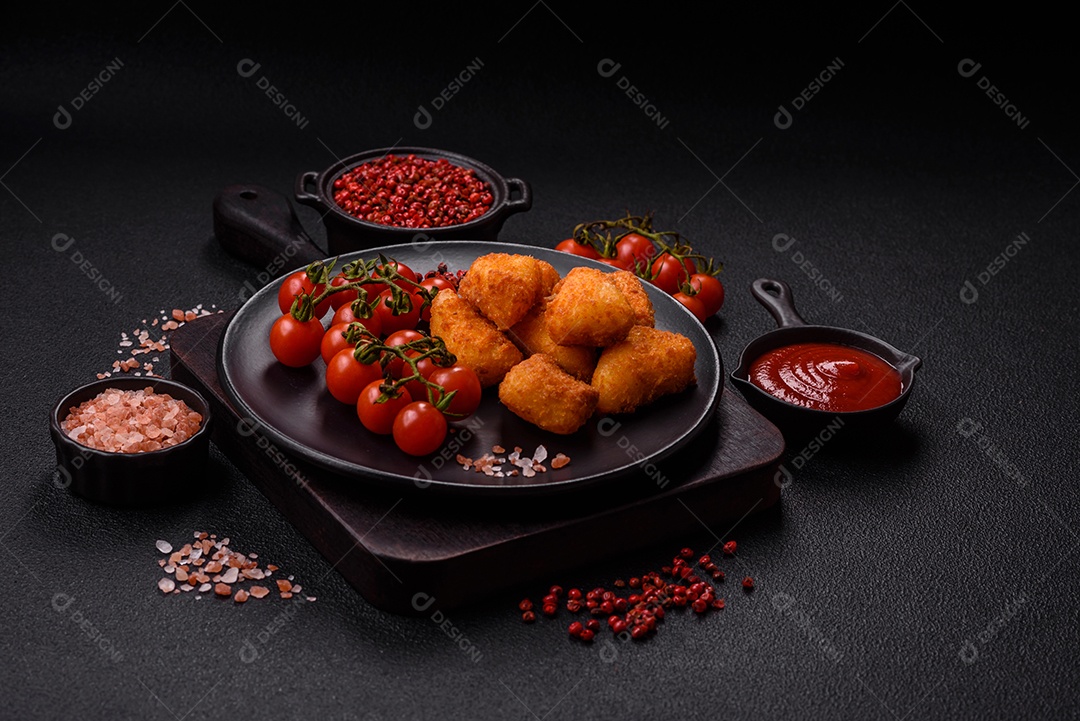 Nuggets fritos em uma mesa pedra