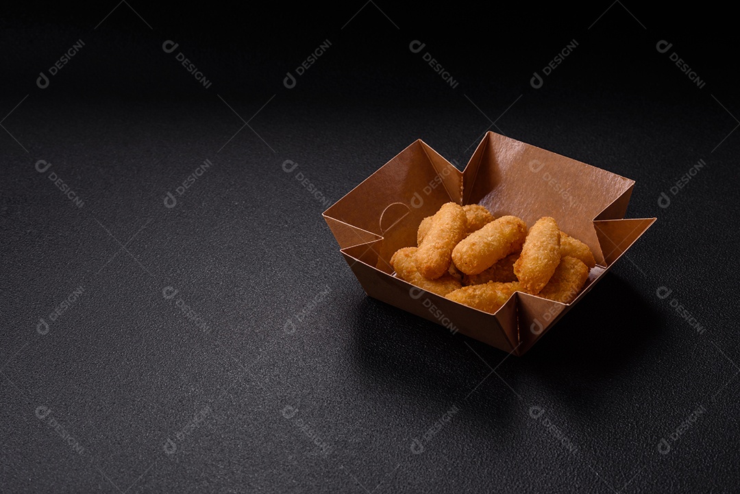 Nuggets fritos em uma mesa pedra