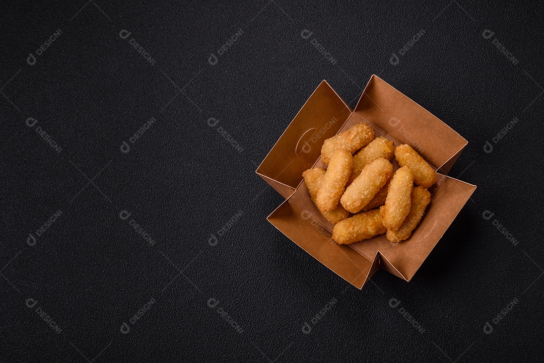 Nuggets fritos em uma mesa pedra