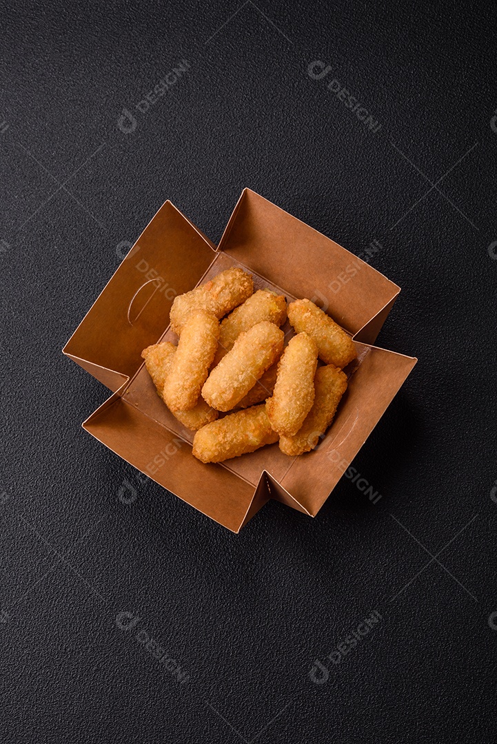 Nuggets fritos em uma mesa pedra