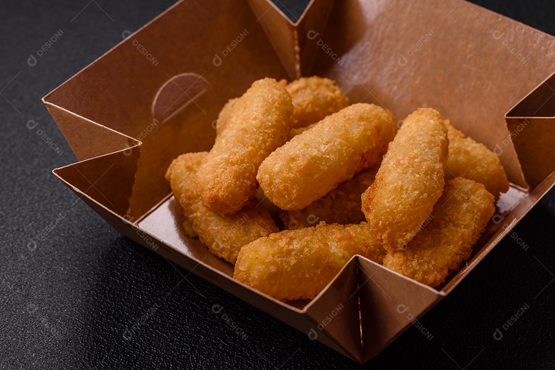 Nuggets fritos em uma mesa pedra
