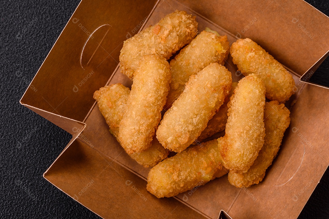 Nuggets fritos em uma mesa pedra