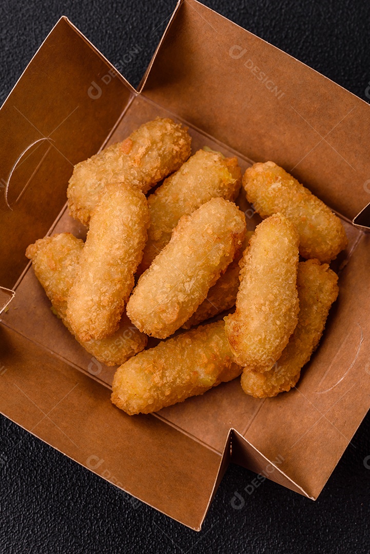 Nuggets fritos em uma mesa pedra