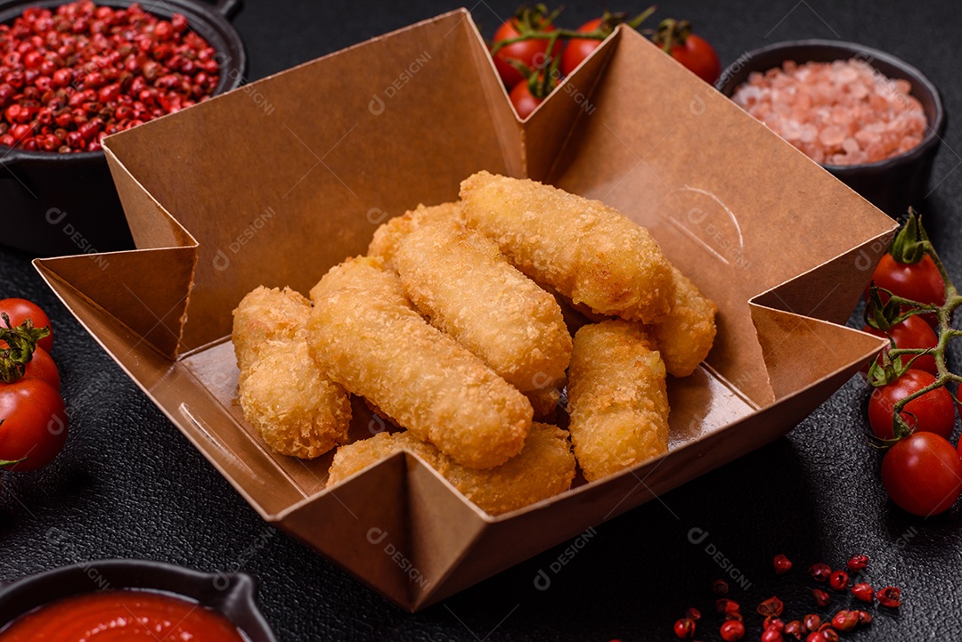 Nuggets fritos em uma mesa pedra