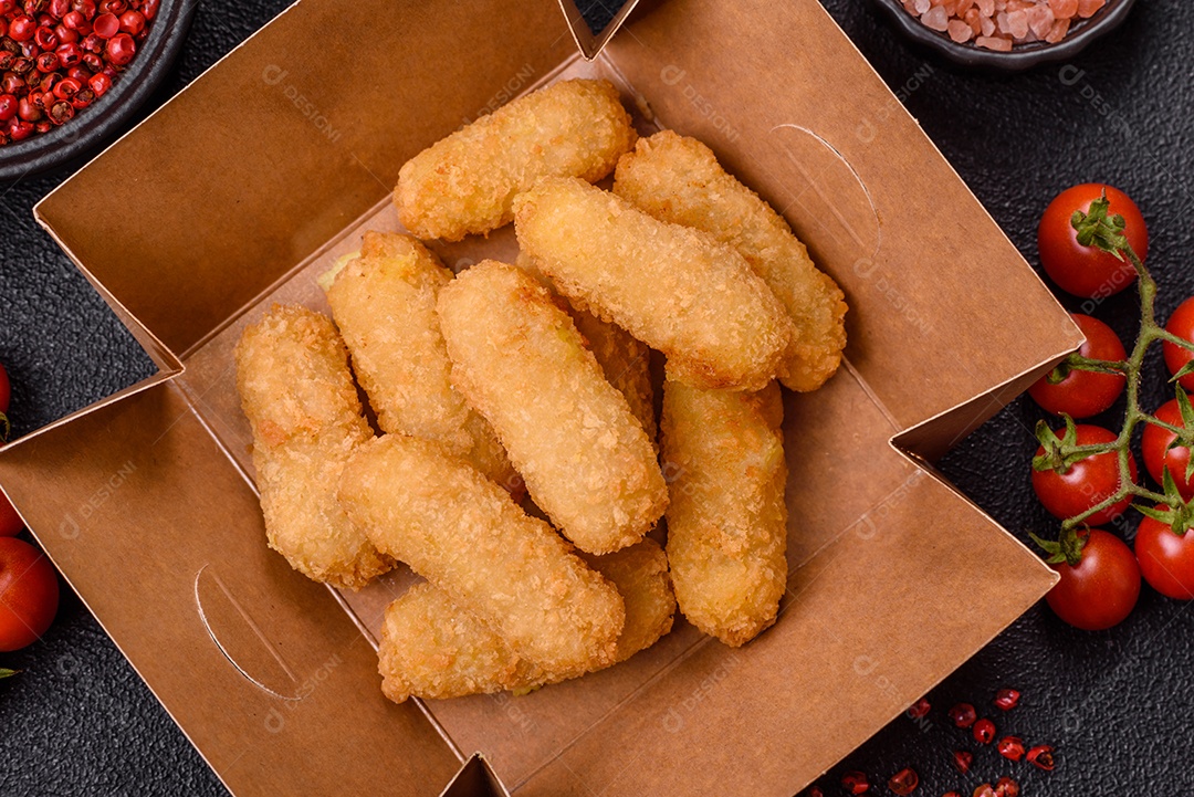 Nuggets fritos em uma mesa pedra