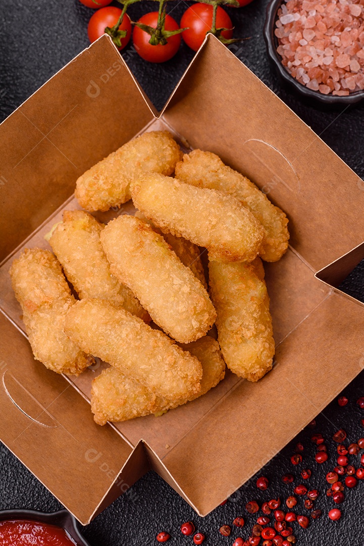 Nuggets fritos em uma mesa pedra