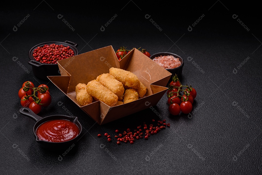 Nuggets fritos em uma mesa pedra