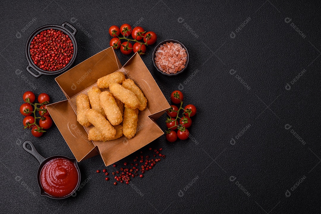 Nuggets fritos em uma mesa pedra