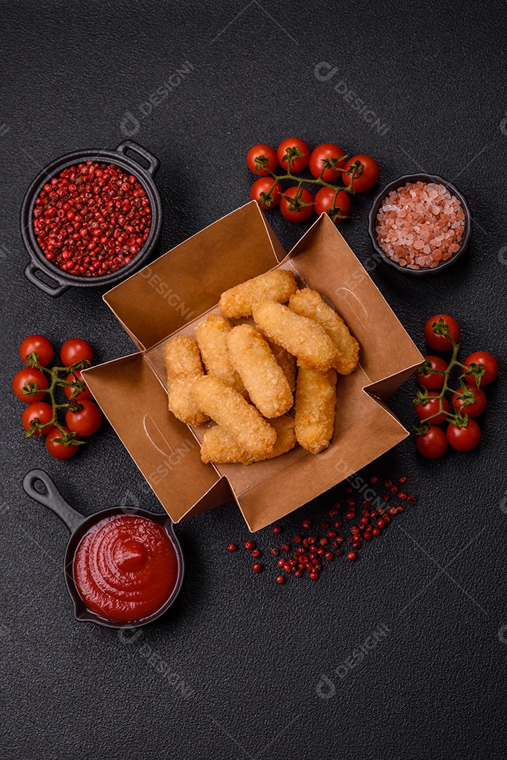Nuggets fritos em uma mesa pedra
