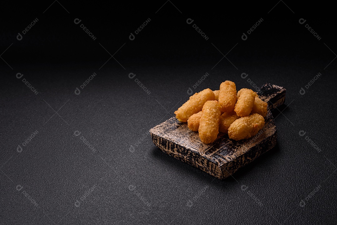 Nuggets fritos em uma mesa pedra