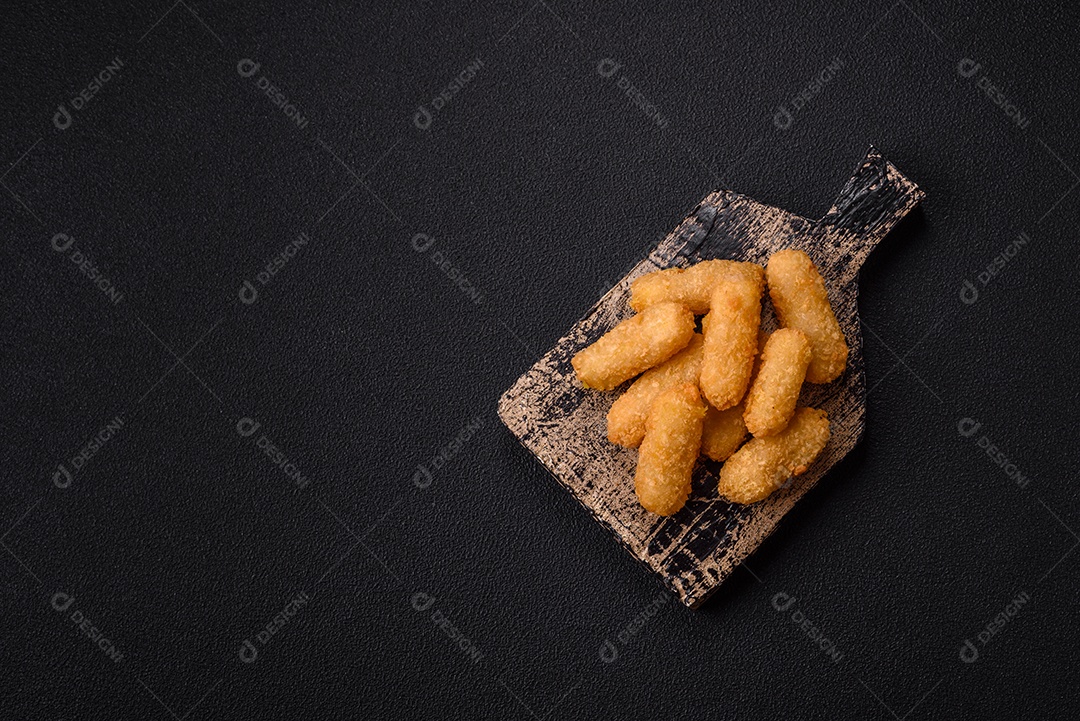 Nuggets fritos em uma mesa pedra
