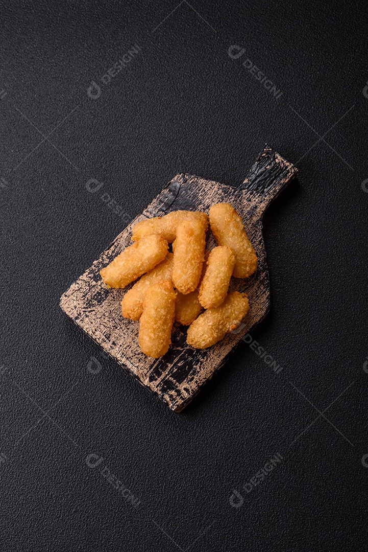 Nuggets fritos em uma mesa pedra