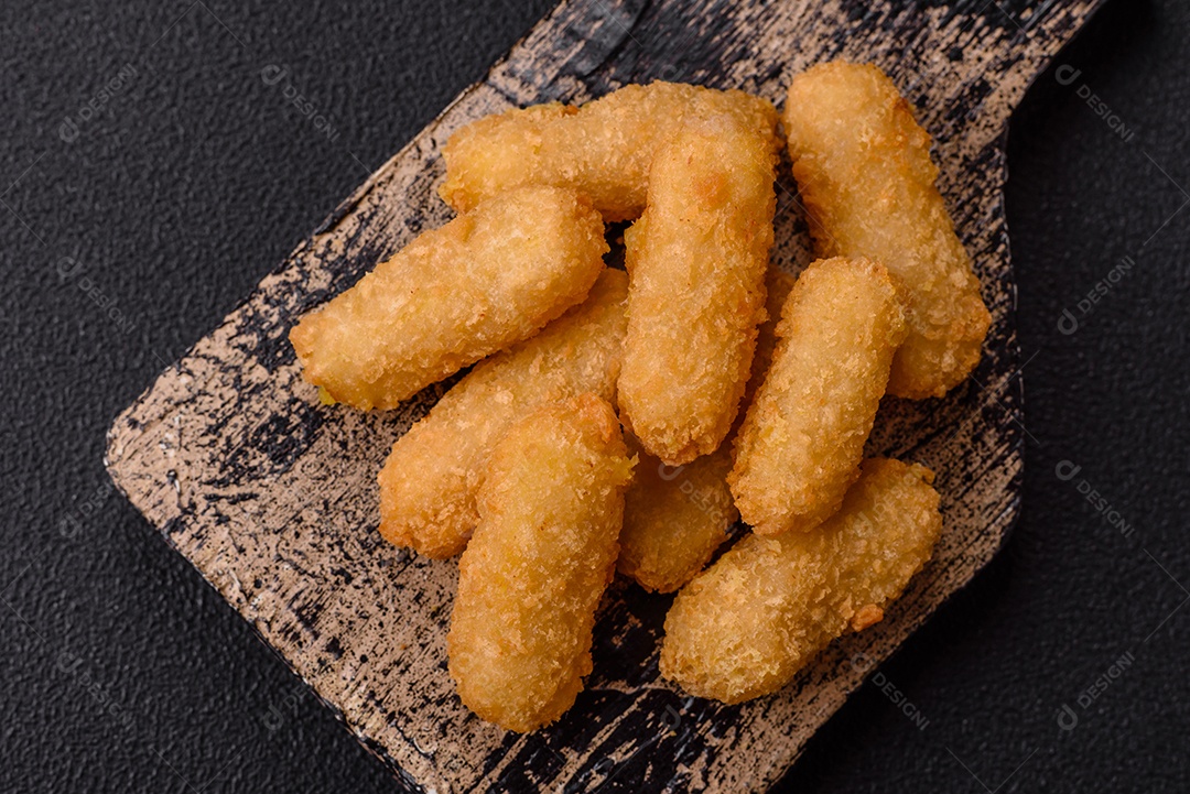 Nuggets fritos em uma mesa pedra