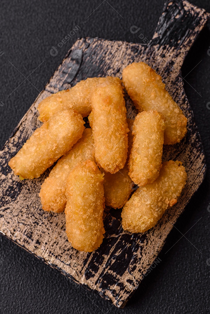 Nuggets fritos em uma mesa pedra