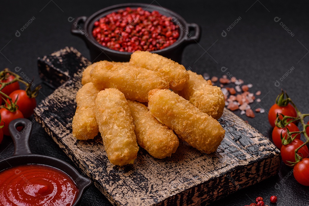 Nuggets fritos em uma mesa pedra