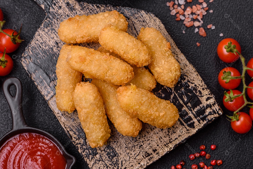 Nuggets fritos em uma mesa pedra