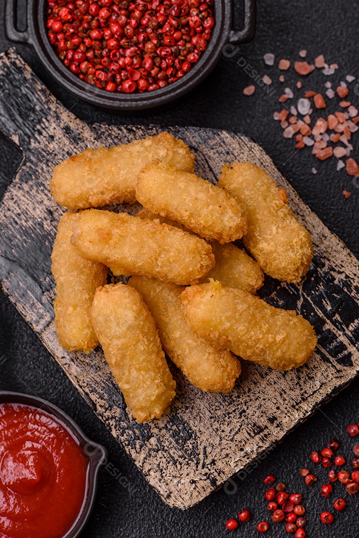 Nuggets fritos em uma mesa pedra
