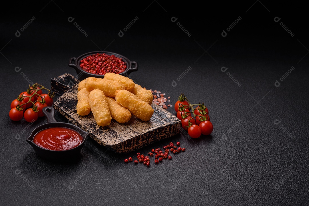 Nuggets fritos em uma mesa pedra