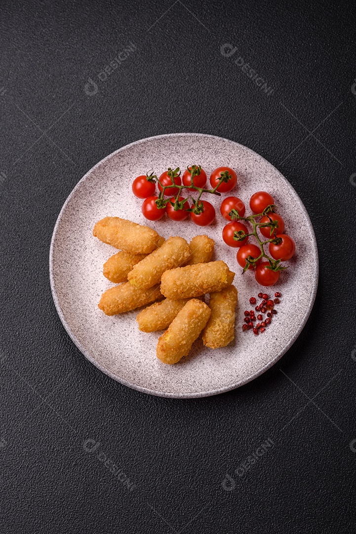 Nuggets fritos em uma mesa pedra