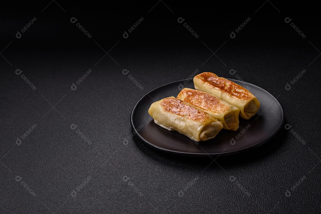 Panquecas saborosas em um prato mesa