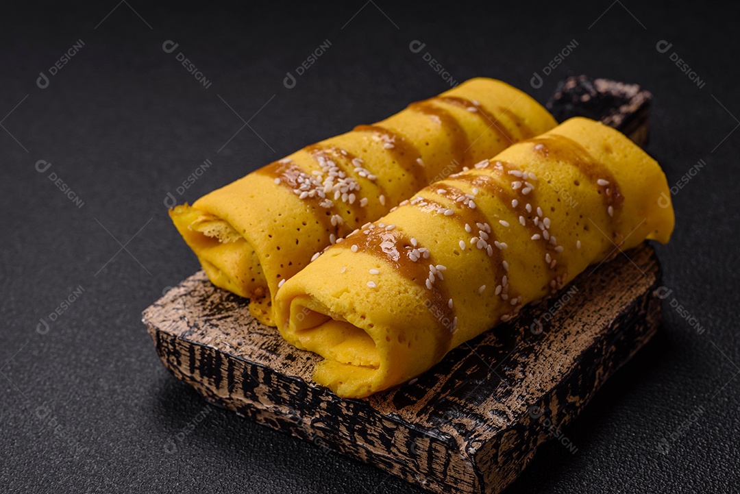 Panquecas saborosas em um prato mesa