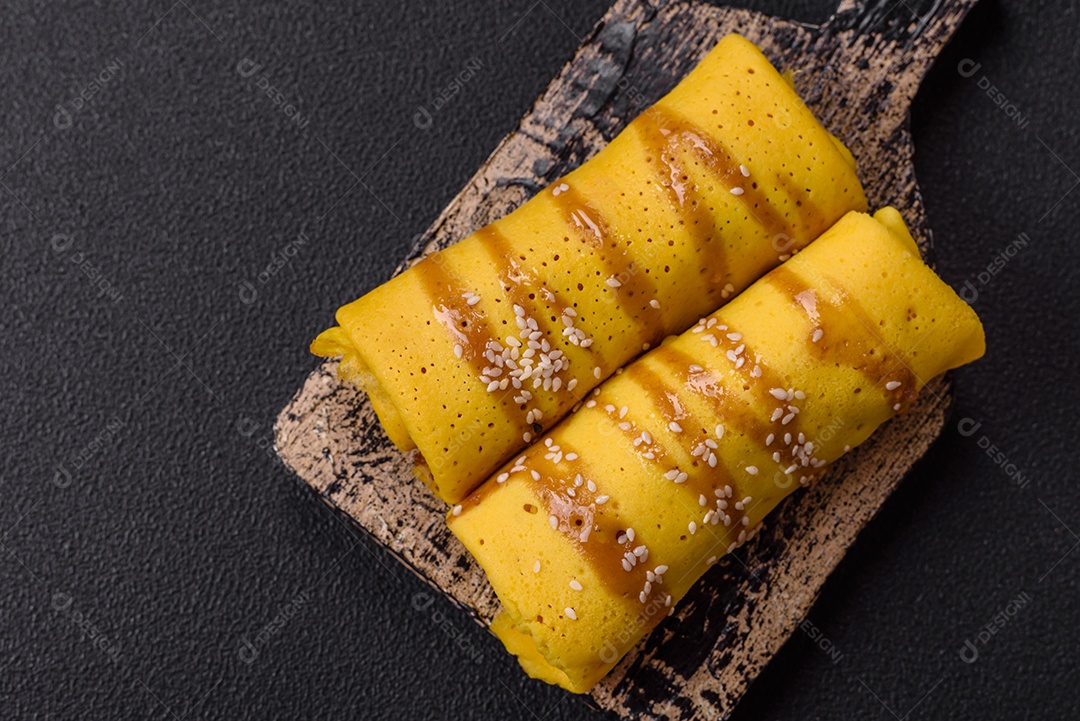 Panquecas saborosas em um prato mesa