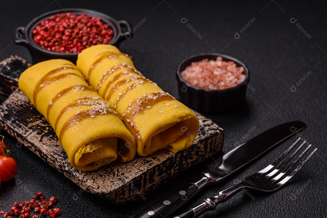 Panquecas saborosas em um prato mesa