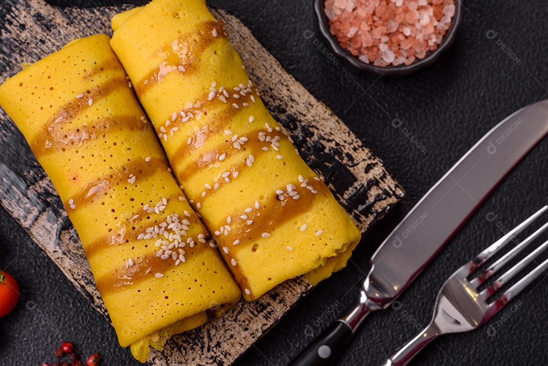 Panquecas saborosas em um prato mesa