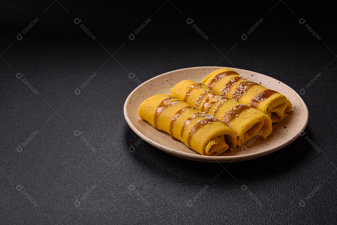 Panquecas saborosas em um prato mesa