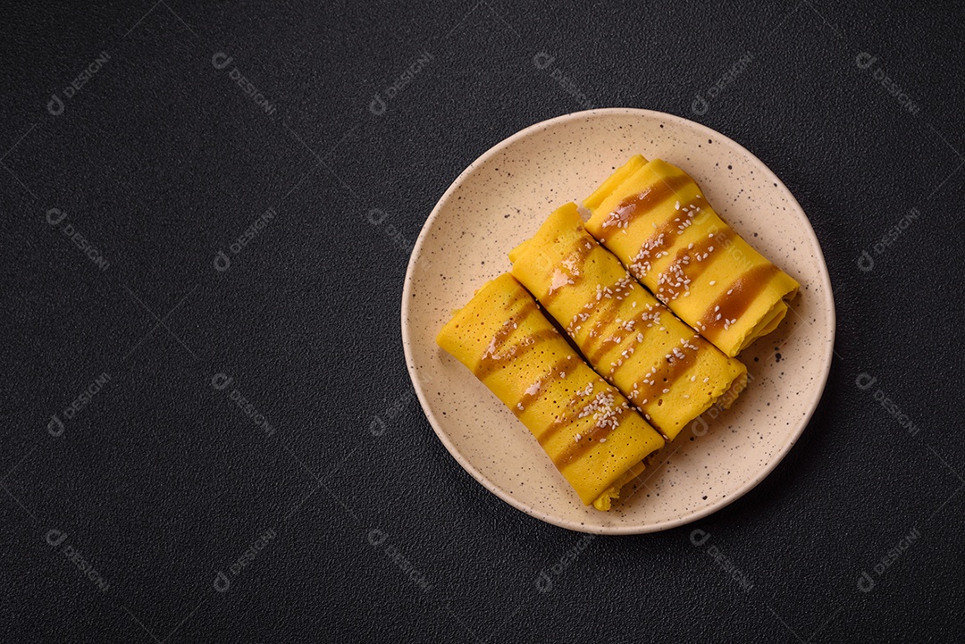 Panquecas saborosas em um prato mesa
