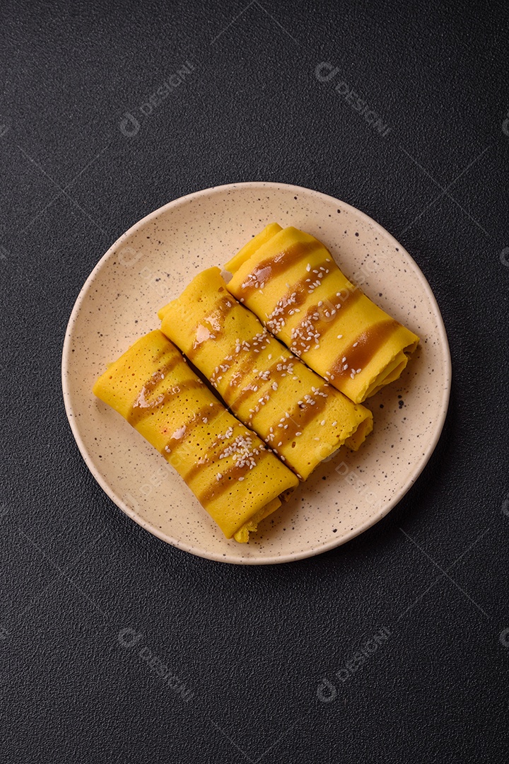 Panquecas saborosas em um prato mesa