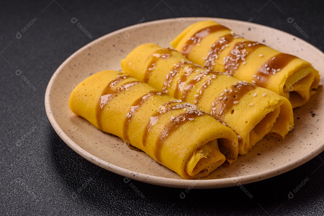 Panquecas saborosas em um prato mesa