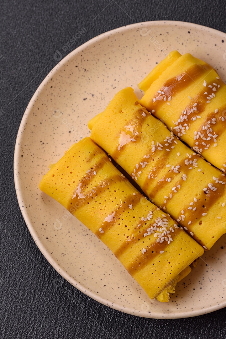 Panquecas saborosas em um prato mesa