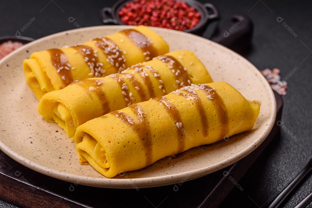 Panquecas saborosas em um prato mesa