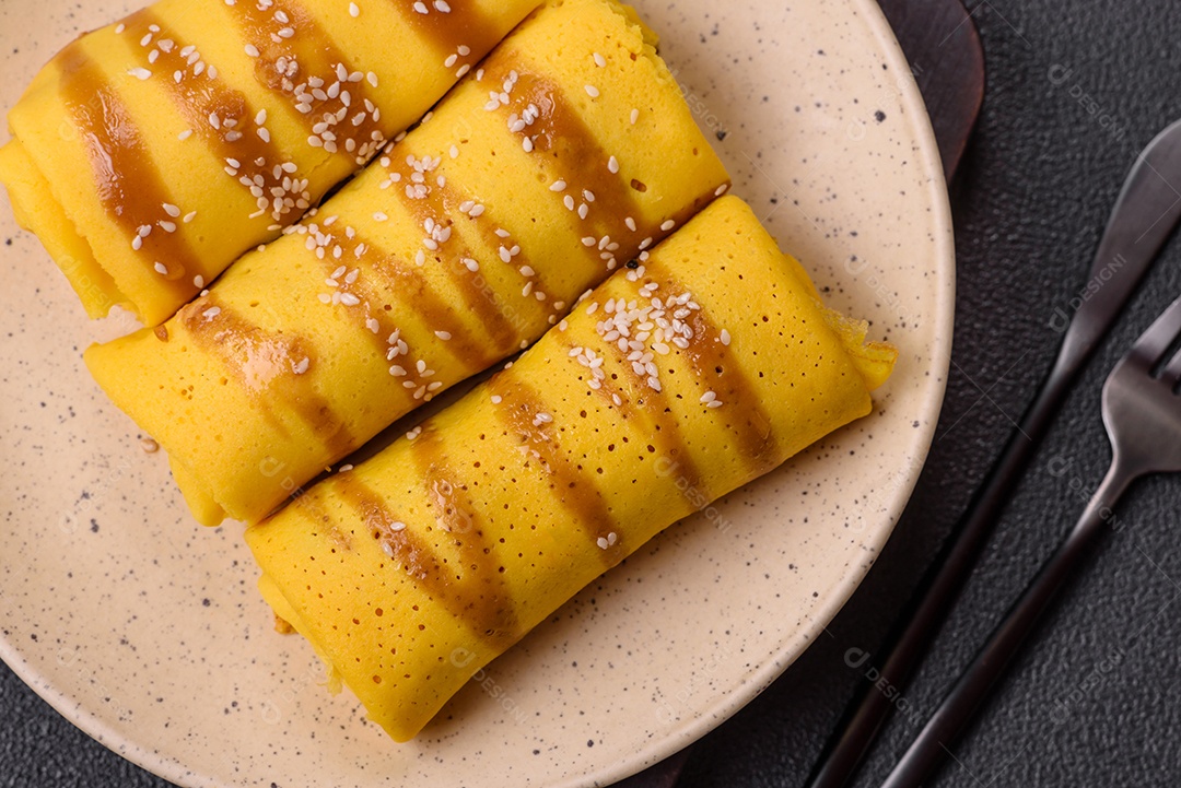 Panquecas saborosas em um prato mesa